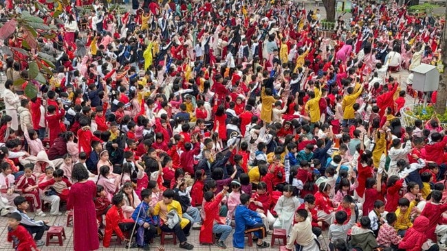 Sắc xuân tràn ngập, học sinh tiểu học hào hứng trải nghiệm gói bánh chưng dịp Tết- Ảnh 10.