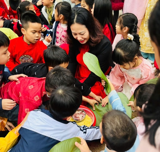 Sắc xuân tràn ngập, học sinh tiểu học hào hứng trải nghiệm gói bánh chưng dịp Tết- Ảnh 2.