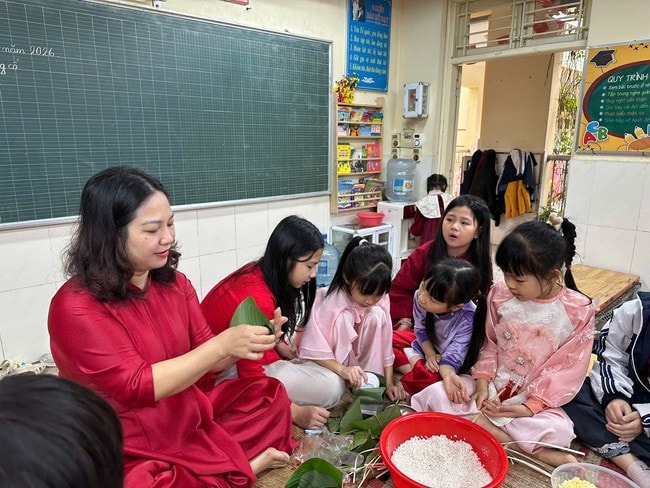 Sắc xuân tràn ngập, học sinh tiểu học hào hứng trải nghiệm gói bánh chưng dịp Tết- Ảnh 11.