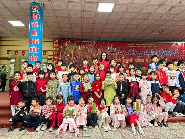 Sắc xuân tràn ngập, học sinh tiểu học hào hứng trải nghiệm gói bánh chưng dịp Tết- Ảnh 13.