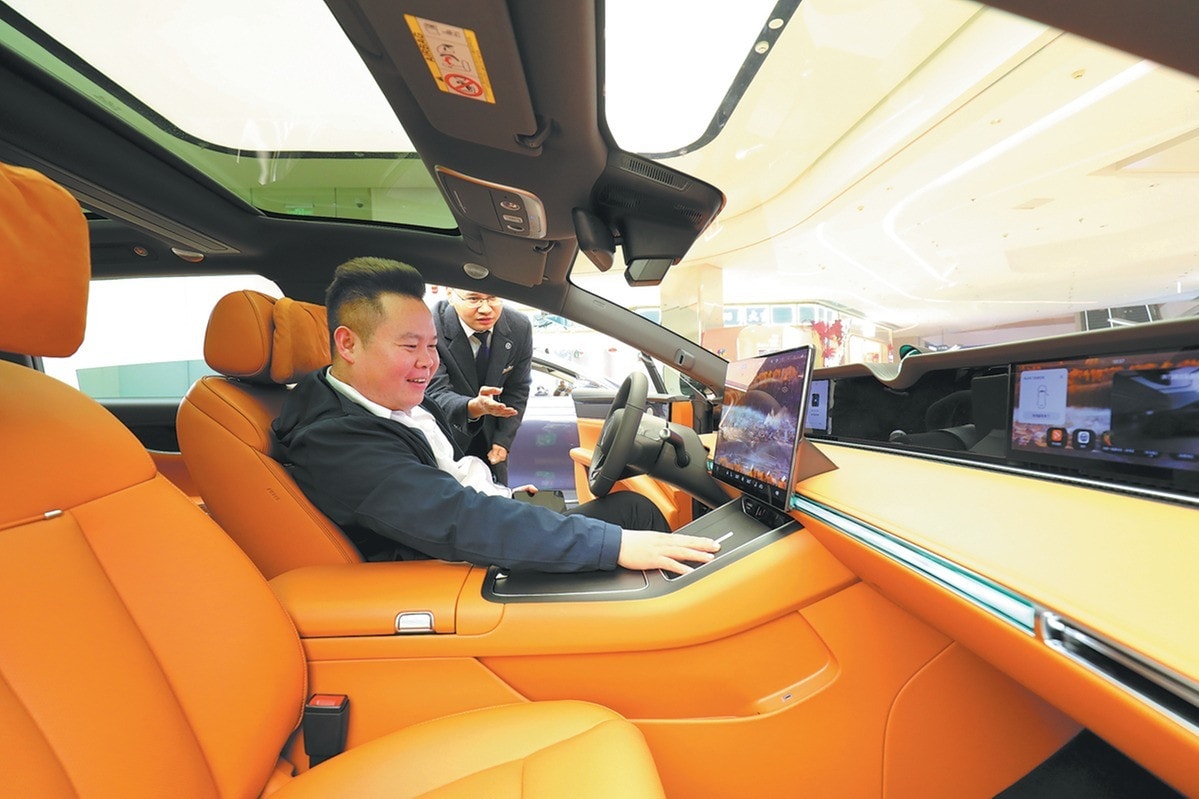 Khách hàng trải nghiệm mẫu xe thông minh tiết kiệm năng lượng mới tại Trùng Khánh, Trung Quốc. (Ảnh: China Daily)