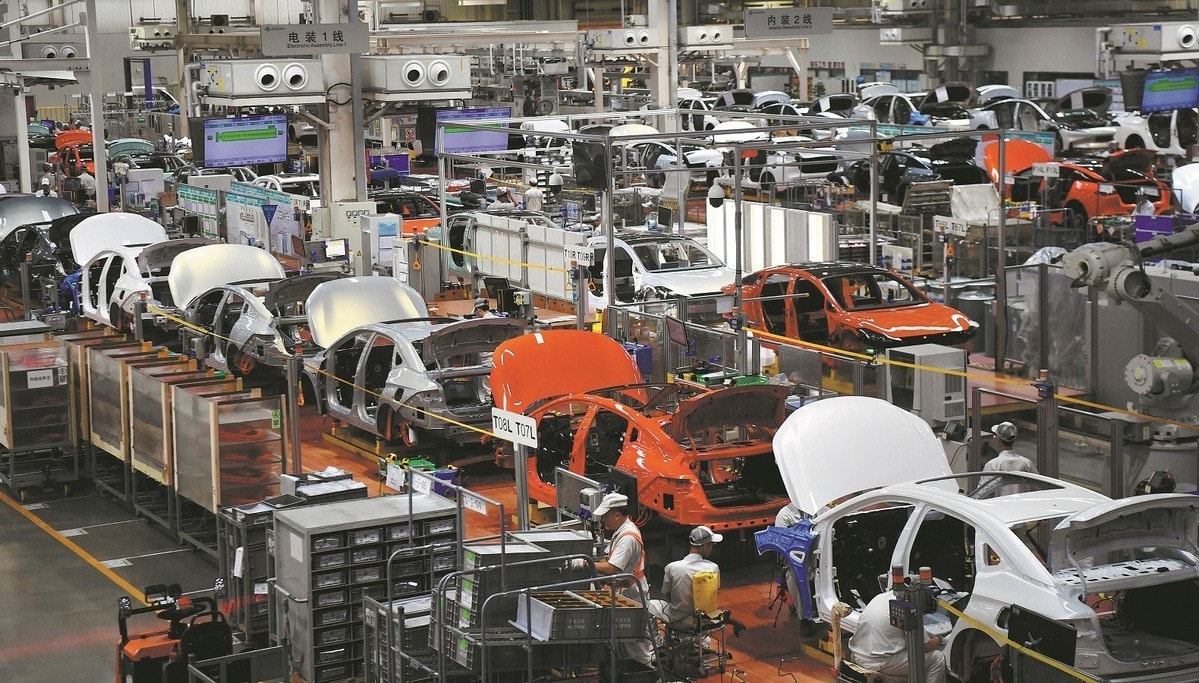 Dây chuyền lắp ráp xe năng lượng mới tại một nhà máy ở thành phố Quảng Châu,Trung Quốc. (Ảnh: Tân Hoa Xã)