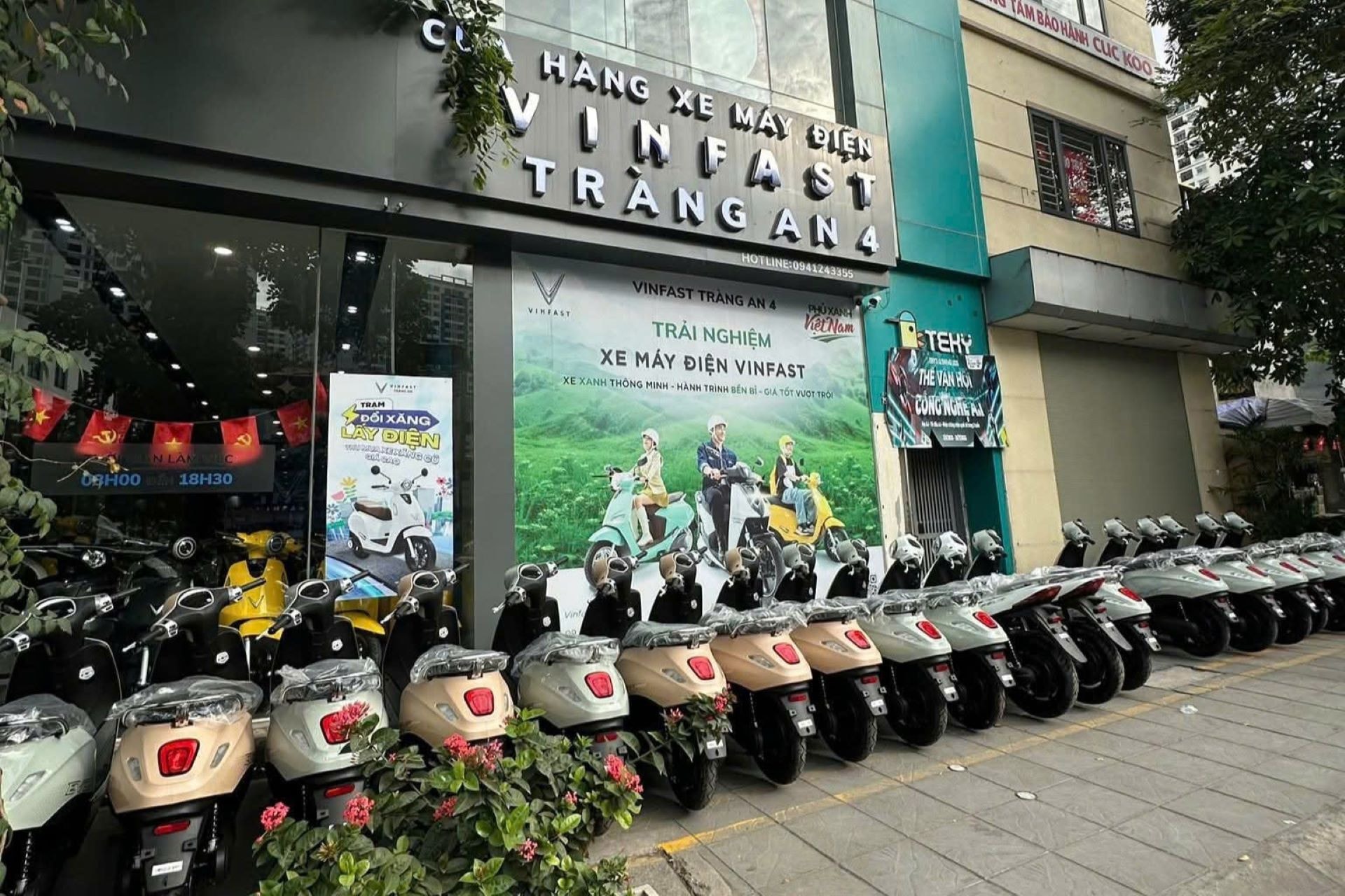 Công ty CP Đầu tư & Phát triển Thương mại Tràng An do anh Khang làm Chủ tịch HĐQT đang vận hành 4 đại lý xe máy điện VinFast tại trung tâm Hà Nội