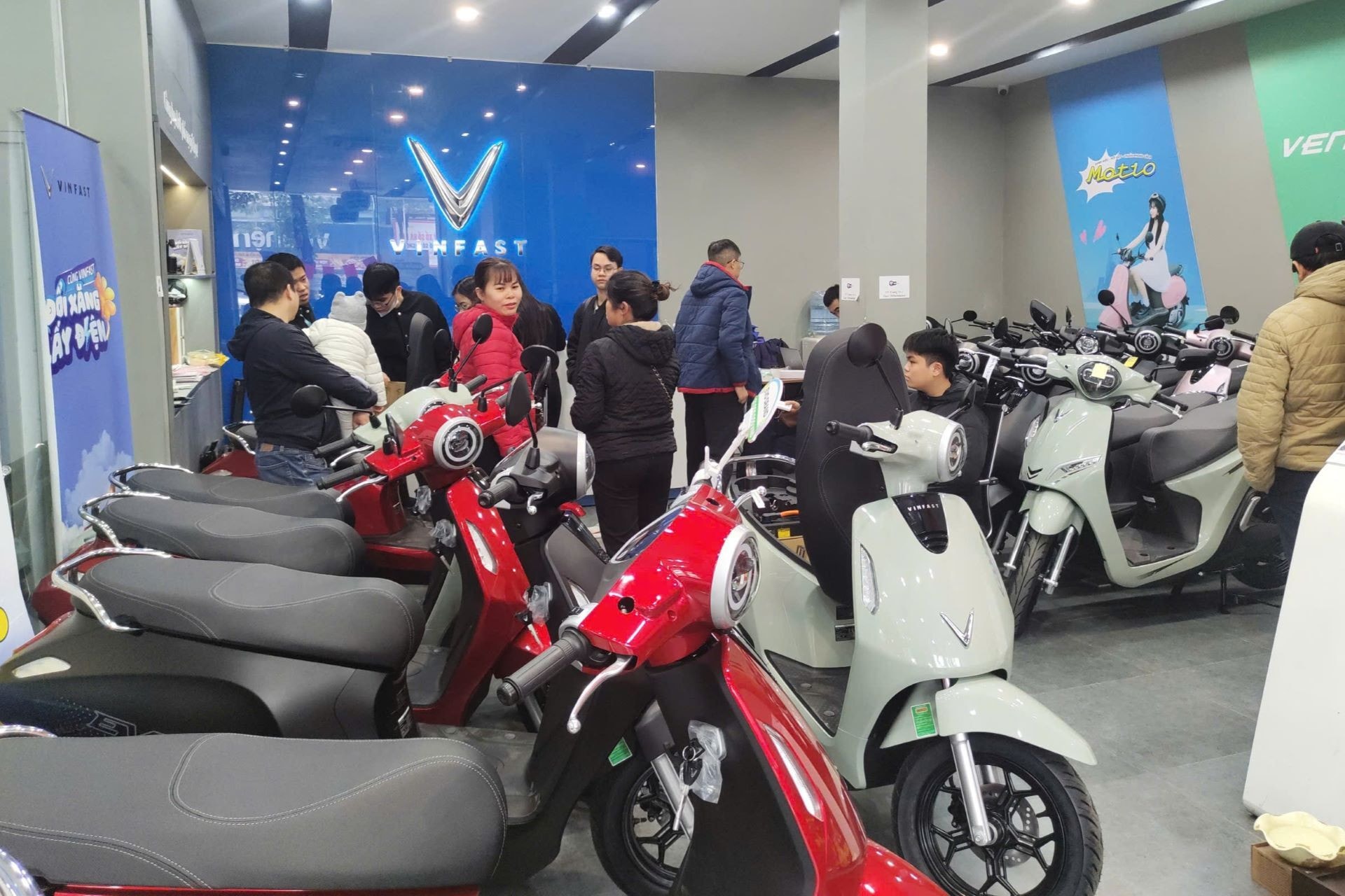 Chuỗi showroom VinFast của anh Khang ghi nhận mức doanh số trung bình lên đến 400 xe/tháng.