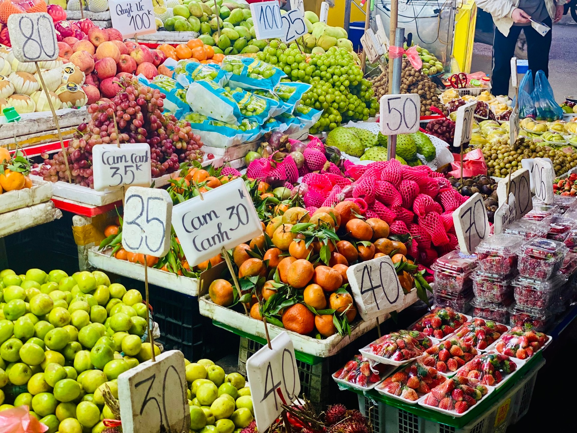 Loại quả trước đây chỉ 'nhà giàu' mới dám ăn giờ bán đầy vỉa hè giá rẻ khó tin- Ảnh 1.