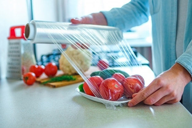 Hiểm họa chất DEHA trong màng bọc thực phẩm: Chuyên gia chỉ 2 cách đơn giản phân biệt thật – giả- Ảnh 1.