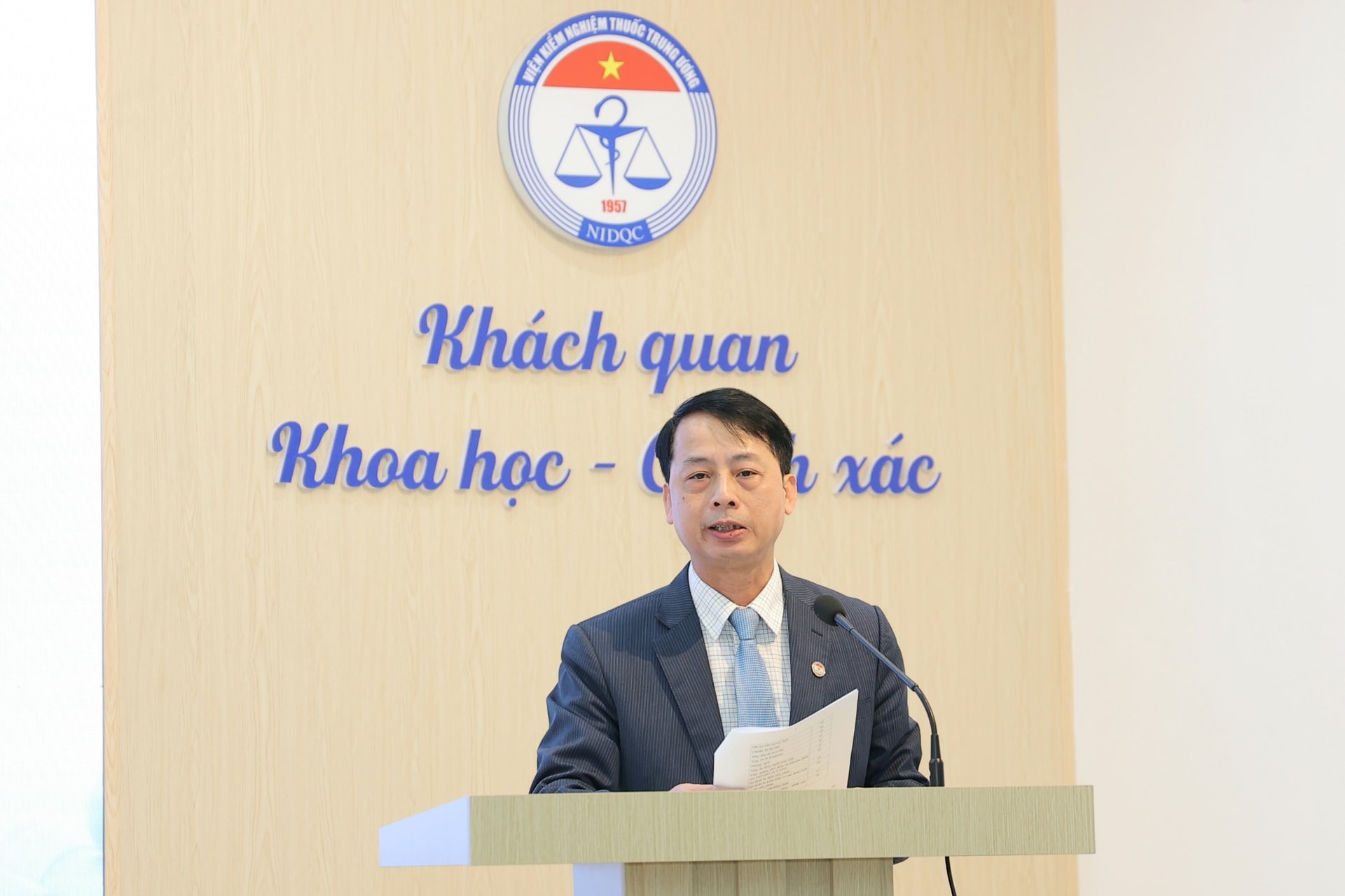 Thứ trưởng Nguyễn Tri Thức thăm, làm việc và chúc Tết Viện Kiểm nghiệm thuốc Trung ương- Ảnh 2.