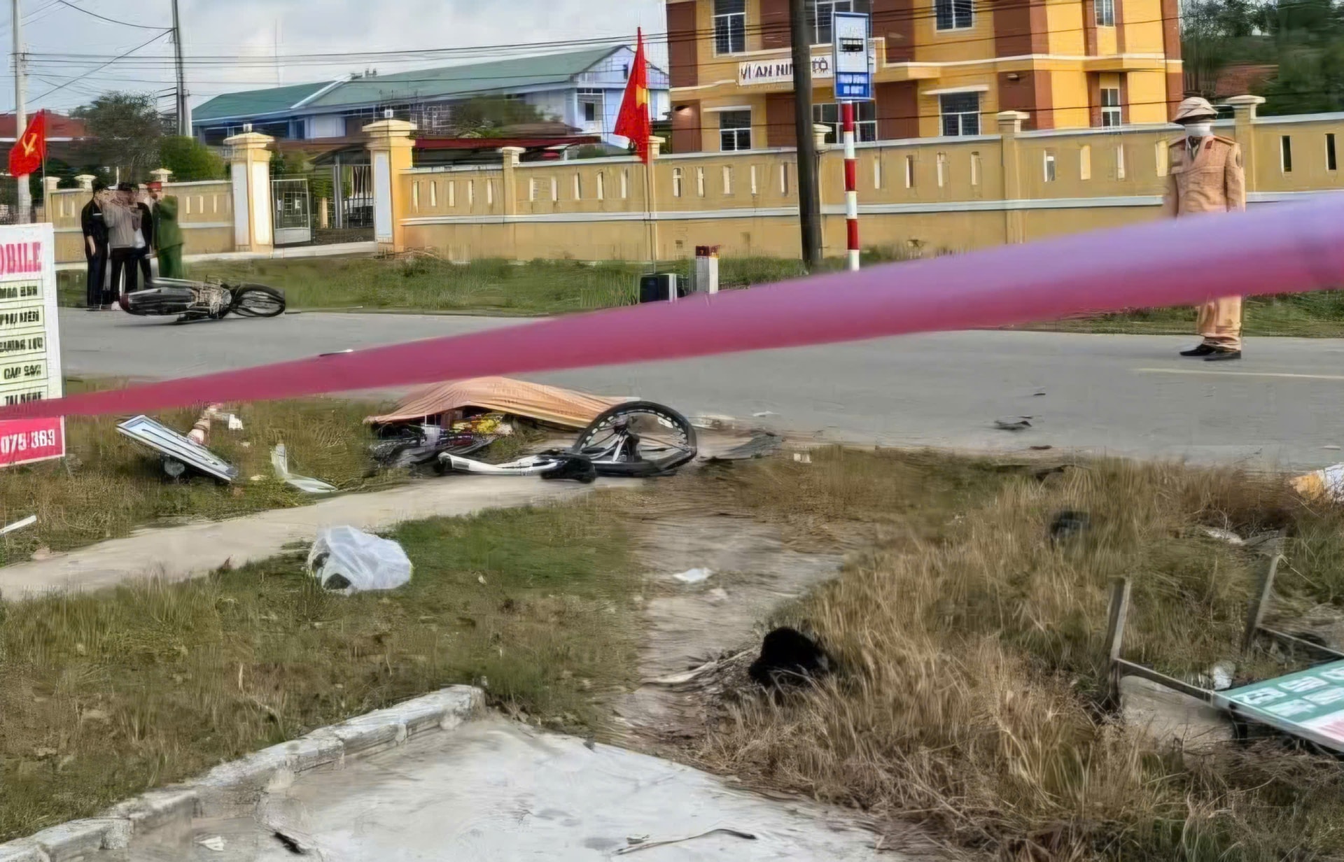 Video va chạm kinh hoàng khiến 4 người thương vong ở Huế- Ảnh 1. Video va chạm kinh hoàng khiến 4 người thương vong ở Huế- Ảnh 1.