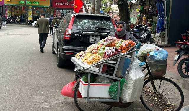 Giá rét cắt da, người lao động nhọc nhằn mưu sinh trên từng góc phố Hà Nội- Ảnh 6.