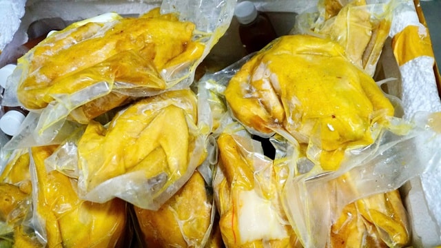 Phát hiện chân gà rút xương, gà ủ muối không rõ nguồn gốc đang trên đường đi tiêu thụ- Ảnh 2. Phát hiện chân gà rút xương, gà ủ muối không rõ nguồn gốc đang trên đường đi tiêu thụ- Ảnh 2.