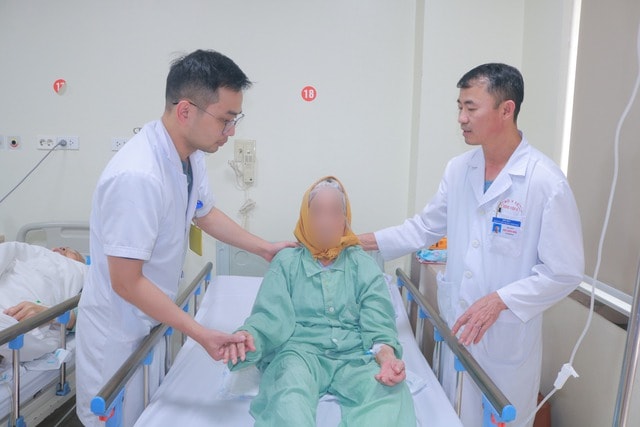 Cụ bà 104 tuổi gãy xương đùi sau cú ngã tại nhà, hồi sinh vận động nhờ ca mổ thay khớp háng- Ảnh 1.