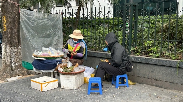 Giá rét cắt da, người lao động nhọc nhằn mưu sinh trên từng góc phố Hà Nội- Ảnh 1.