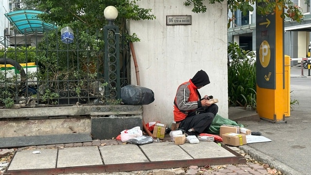 Giá rét cắt da, người lao động nhọc nhằn mưu sinh trên từng góc phố Hà Nội- Ảnh 3.