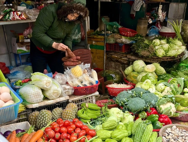 Giá rét cắt da, người lao động nhọc nhằn mưu sinh trên từng góc phố Hà Nội- Ảnh 5.