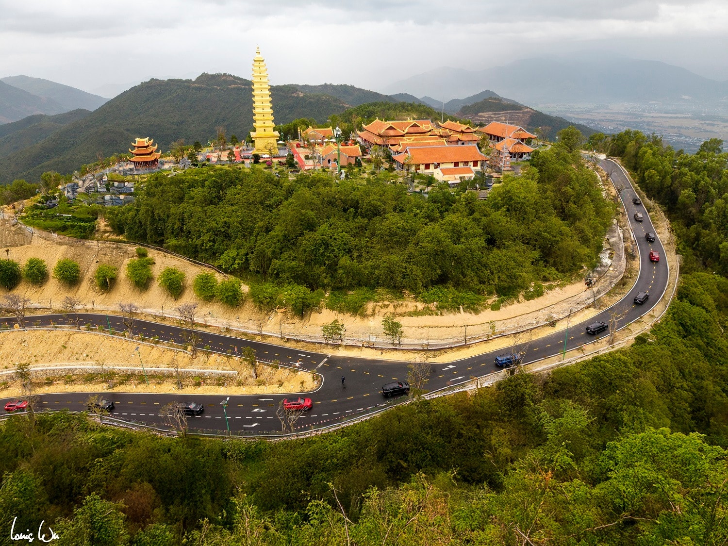 Ngoài Lạc Hồng 900 LX, dàn xe đưa dâu còn có nhiều mẫu xe cao cấp như VF 8, VF 9. Những chiếc xe điện VinFast nối dài đã tạo nên khoảnh khắc đáng nhớ trong ngày trọng đại