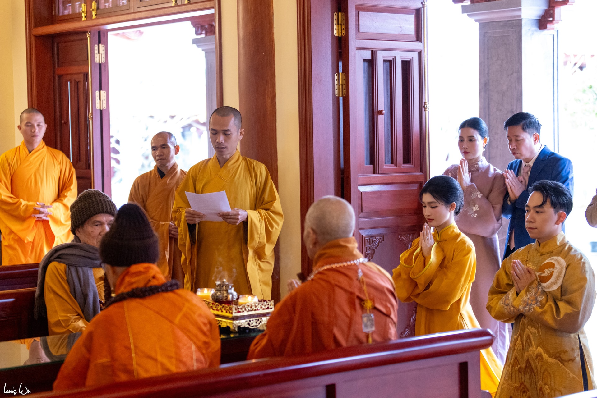 Chú rể và cô dâu mặc cổ phục Việt màu vàng đặc trưng của Phật giáo kính cẩn làm lễ hằng thuận ở chùa Trúc Lâm Phụng Thùy Sơn trên núi Chín Khúc (Khánh Hoà), phía sau là bố mẹ cô dâu cùng chứng kiến khoảnh khắc thiêng liêng của con gái