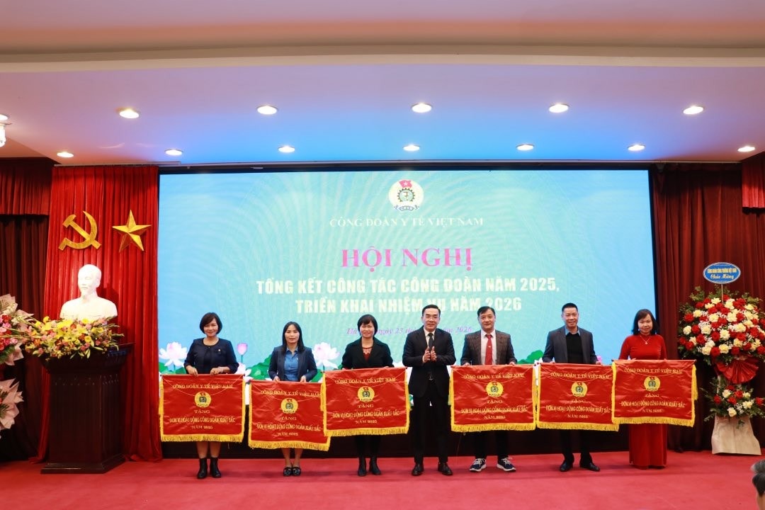 Công đoàn chủ động tham gia xây dựng, giám sát thực hiện chính sách tiền lương, phụ cấp... cho cán bộ y tế- Ảnh 4. Công đoàn chủ động tham gia xây dựng, giám sát thực hiện chính sách tiền lương, phụ cấp... cho cán bộ y tế- Ảnh 4.