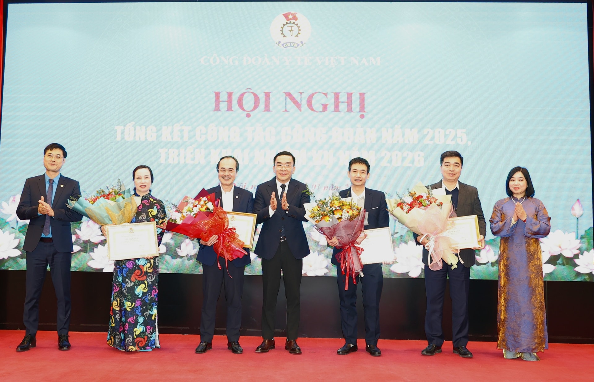 Công đoàn chủ động tham gia xây dựng, giám sát thực hiện chính sách tiền lương, phụ cấp... cho cán bộ y tế- Ảnh 5. Công đoàn chủ động tham gia xây dựng, giám sát thực hiện chính sách tiền lương, phụ cấp... cho cán bộ y tế- Ảnh 5.