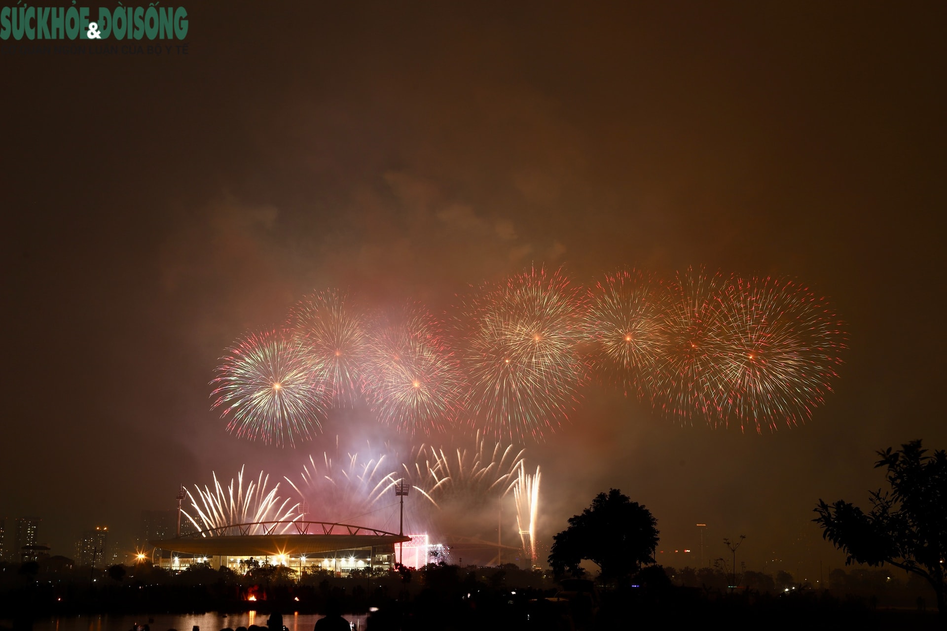 Mãn nhãn màn trình diễn pháo hoa kéo dài mừng thành công Đại hội Đảng XIV- Ảnh 5.
