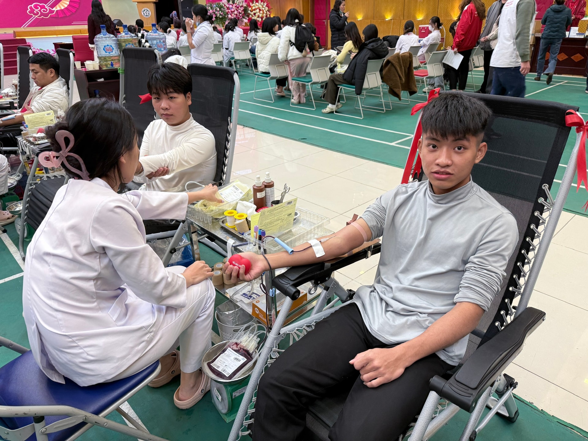 'Hiến máu tình nguyện không chỉ là việc thiện, mà còn là hành động yêu nước, thương nòi bằng việc làm cụ thể'- Ảnh 3. 'Hiến máu tình nguyện không chỉ là việc thiện, mà còn là hành động yêu nước, thương nòi bằng việc làm cụ thể'- Ảnh 3.