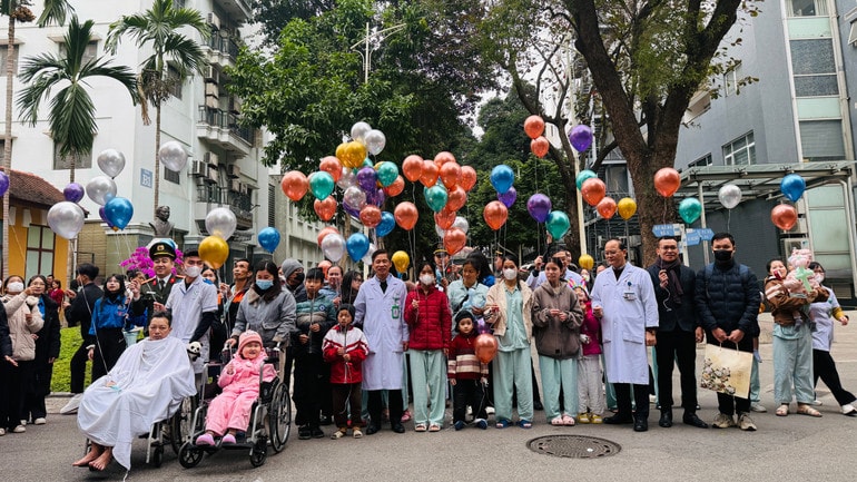 2,2 tỷ đồng hỗ trợ người bệnh nghèo tại phiên chợ Tết 0 đồng ở Bệnh viện Việt Đức- Ảnh 4. 2,2 tỷ đồng hỗ trợ người bệnh nghèo tại phiên chợ Tết 0 đồng ở Bệnh viện Việt Đức- Ảnh 4.