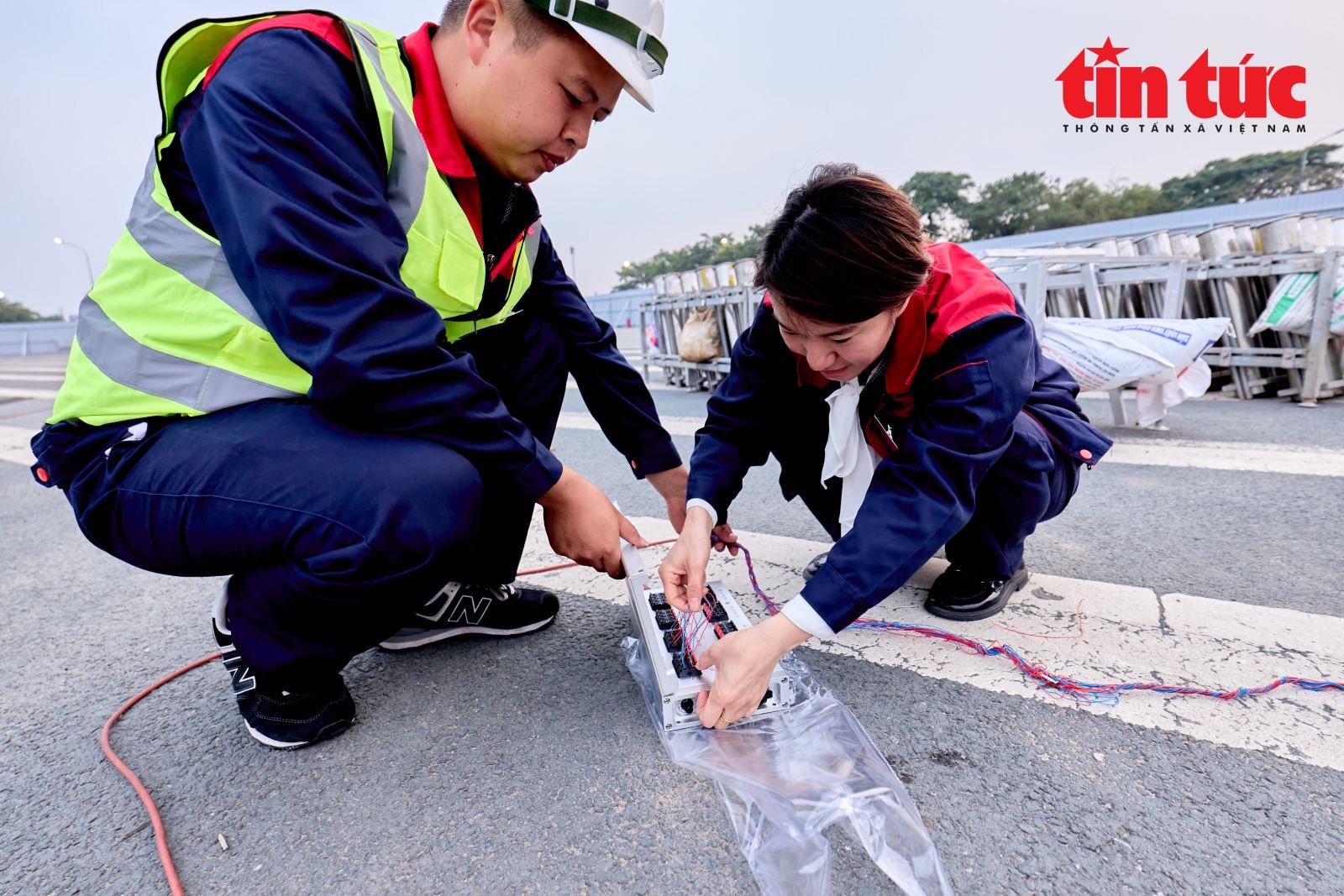 Cận cảnh trận địa bắn pháo hoa trong chương trình nghệ thuật đặc biệt 'Dưới lá cờ vẻ vang của Đảng'- Ảnh 10.