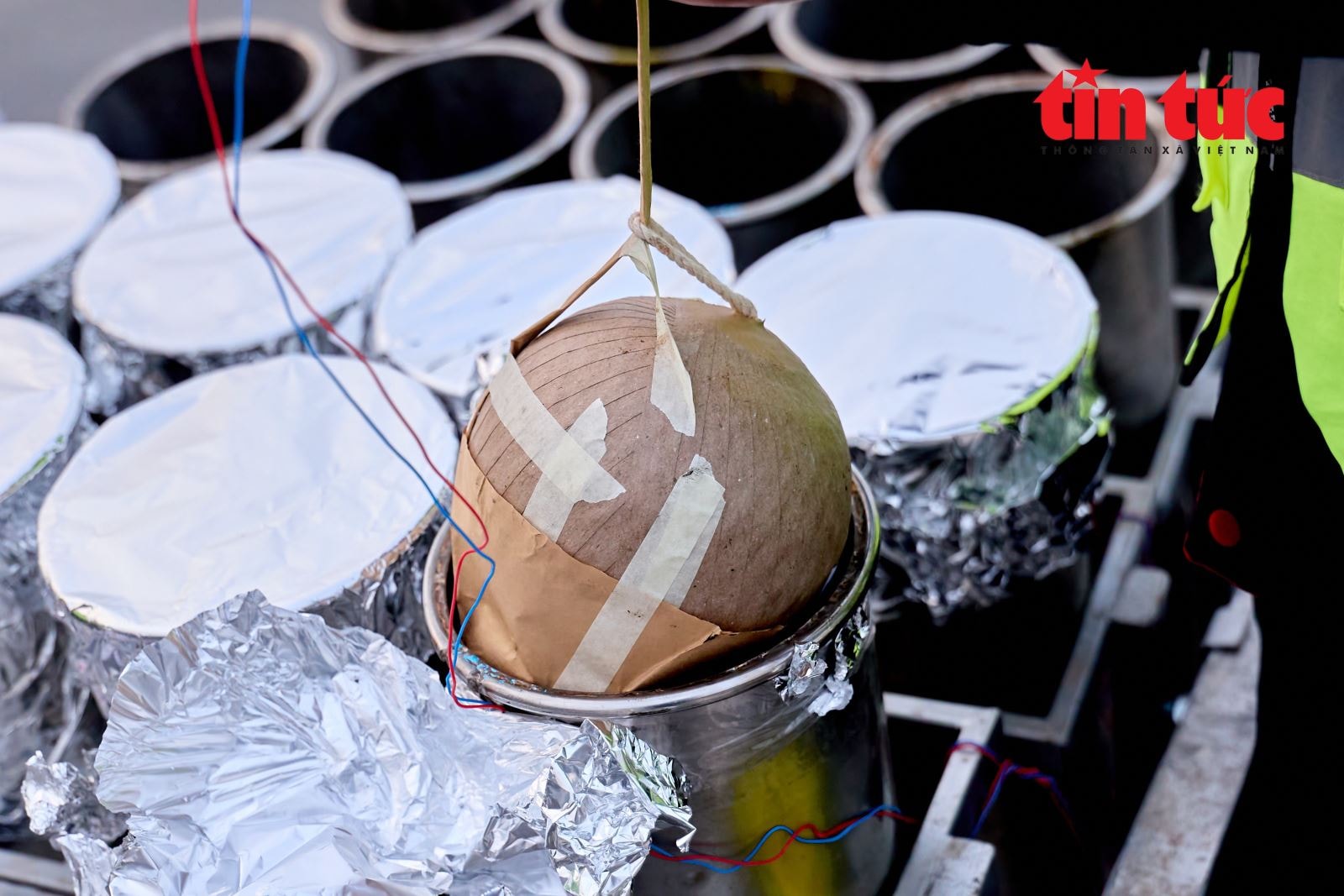 Cận cảnh trận địa bắn pháo hoa trong chương trình nghệ thuật đặc biệt 'Dưới lá cờ vẻ vang của Đảng'- Ảnh 7.