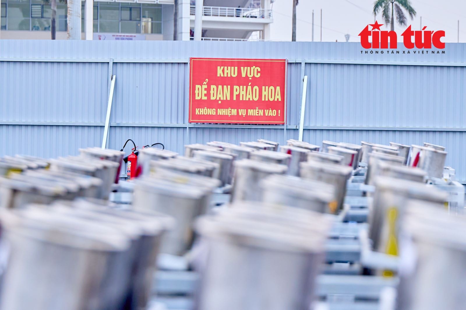 Cận cảnh trận địa bắn pháo hoa trong chương trình nghệ thuật đặc biệt 'Dưới lá cờ vẻ vang của Đảng'- Ảnh 9.