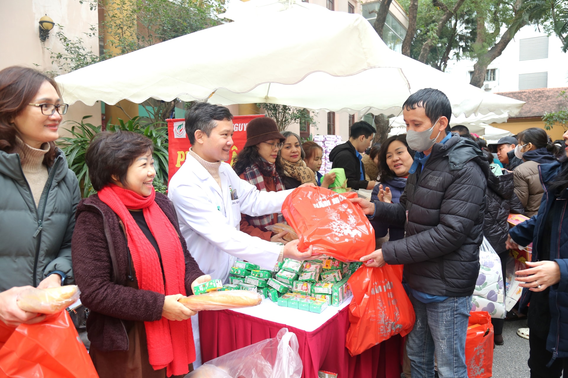 2,2 tỷ đồng hỗ trợ người bệnh nghèo tại phiên chợ Tết 0 đồng ở Bệnh viện Việt Đức- Ảnh 2. 2,2 tỷ đồng hỗ trợ người bệnh nghèo tại phiên chợ Tết 0 đồng ở Bệnh viện Việt Đức- Ảnh 2.