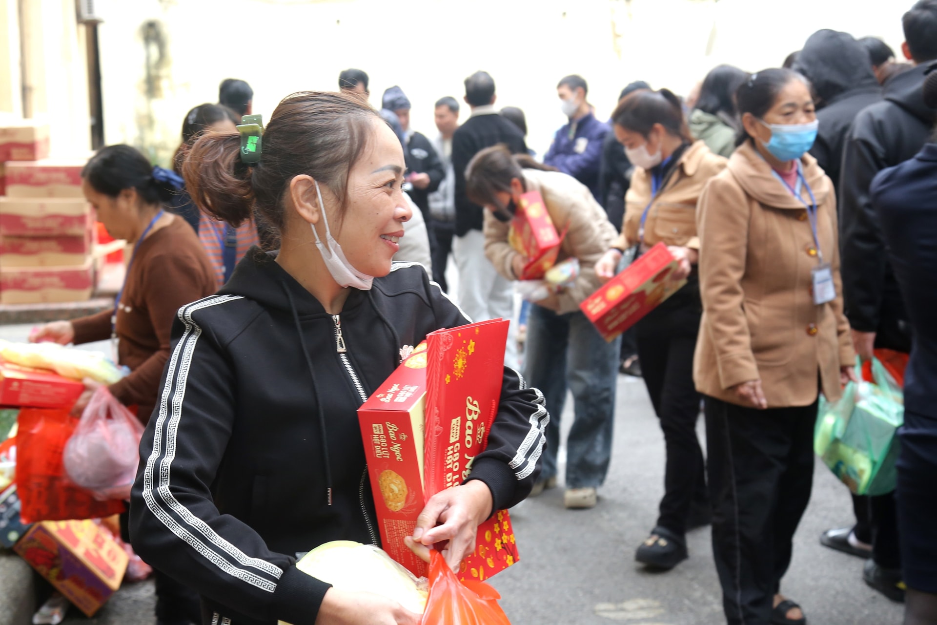2,2 tỷ đồng hỗ trợ người bệnh nghèo tại phiên chợ Tết 0 đồng ở Bệnh viện Việt Đức- Ảnh 3. 2,2 tỷ đồng hỗ trợ người bệnh nghèo tại phiên chợ Tết 0 đồng ở Bệnh viện Việt Đức- Ảnh 3.