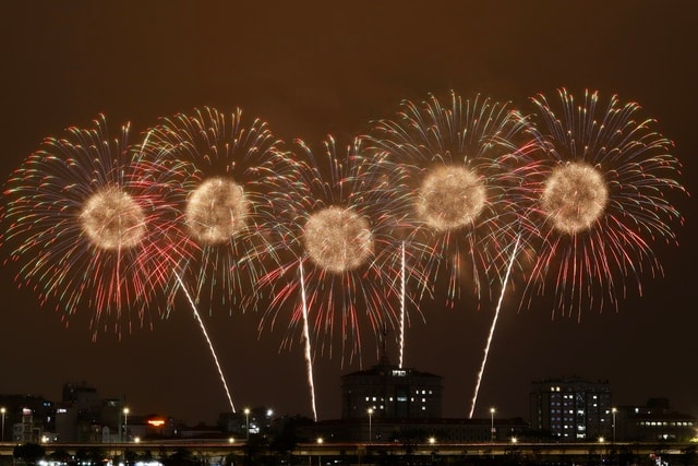 Nhiều tuyến đường bị cấm, người dân đi xem pháo hoa mừng Đại hội XIV thế nào?- Ảnh 2.