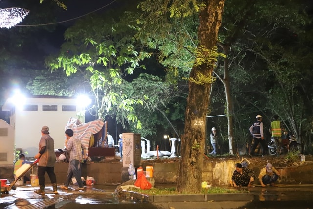 Công nhân xuyên đêm 'thay áo mới' khu 'đất vàng' ở TPHCM trước Tết- Ảnh 1.