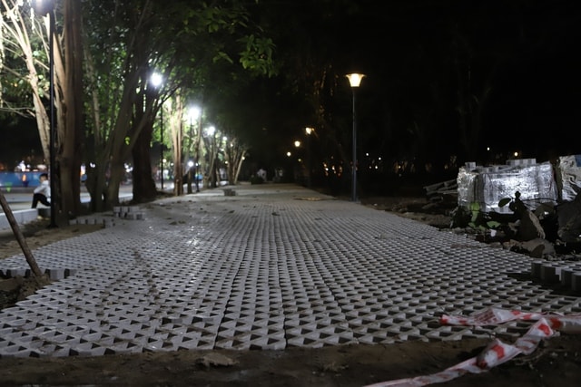 Công nhân xuyên đêm 'thay áo mới' khu 'đất vàng' ở TPHCM trước Tết- Ảnh 2.