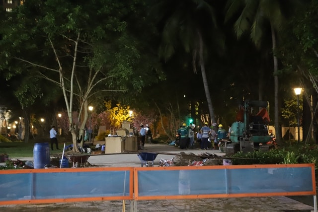 Công nhân xuyên đêm 'thay áo mới' khu 'đất vàng' ở TPHCM trước Tết- Ảnh 3.