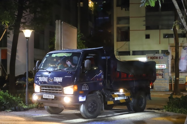 Công nhân xuyên đêm 'thay áo mới' khu 'đất vàng' ở TPHCM trước Tết- Ảnh 4.