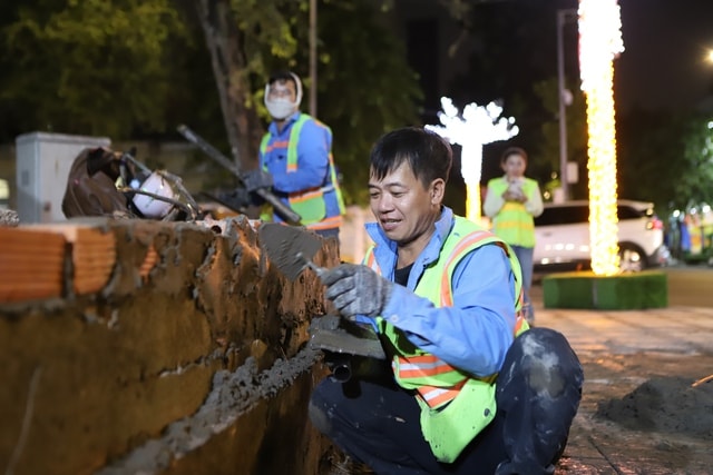Công nhân xuyên đêm 'thay áo mới' khu 'đất vàng' ở TPHCM trước Tết- Ảnh 6.