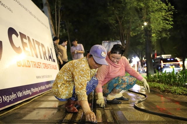 Công nhân xuyên đêm 'thay áo mới' khu 'đất vàng' ở TPHCM trước Tết- Ảnh 7.