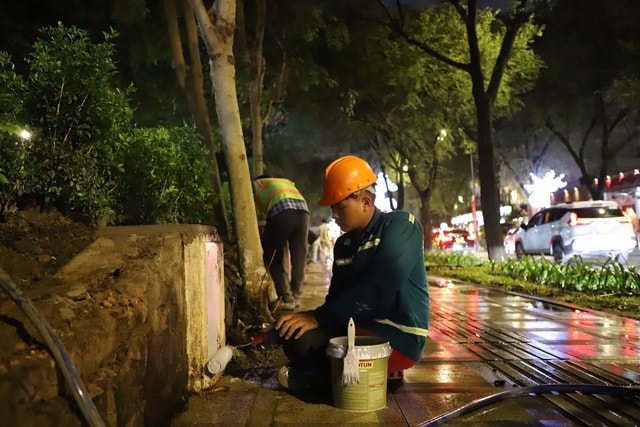 Công nhân xuyên đêm 'thay áo mới' khu 'đất vàng' ở TPHCM trước Tết- Ảnh 8.