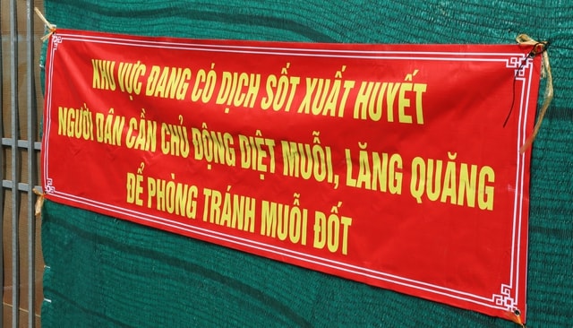 Số ca mắc sốt xuất huyết, tay chân miệng ở TPHCM giảm nhưng nguy cơ vẫn hiện hữu- Ảnh 1.