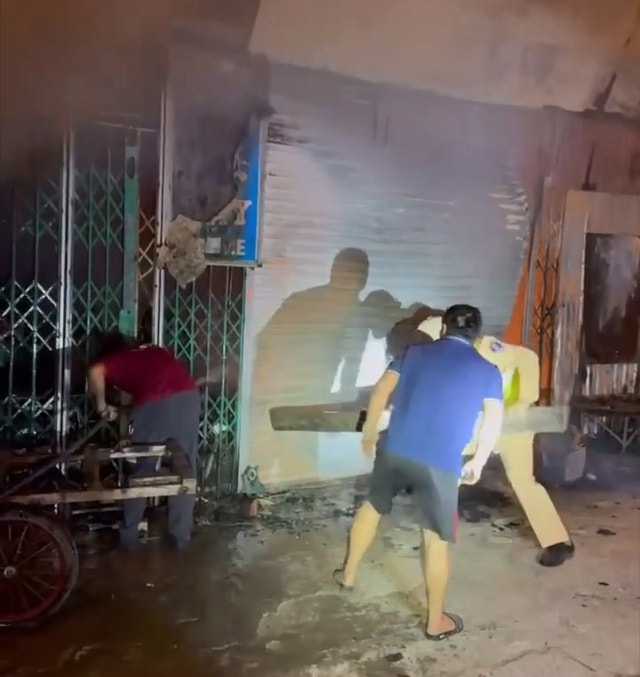 Bộ Công an gửi thư khen Công an Nghệ An phá cửa cứu 11 người thoát cháy trong đêm- Ảnh 1.