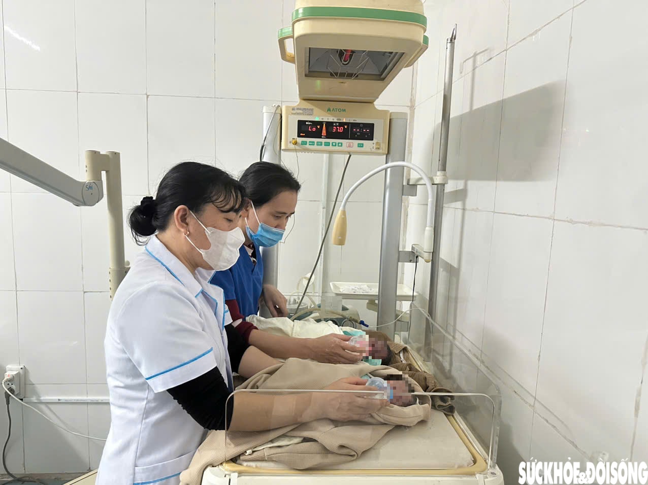 Cán bộ y tế đỡ đẻ thành công cho sản phụ mang song thai trên xe khách- Ảnh 2.