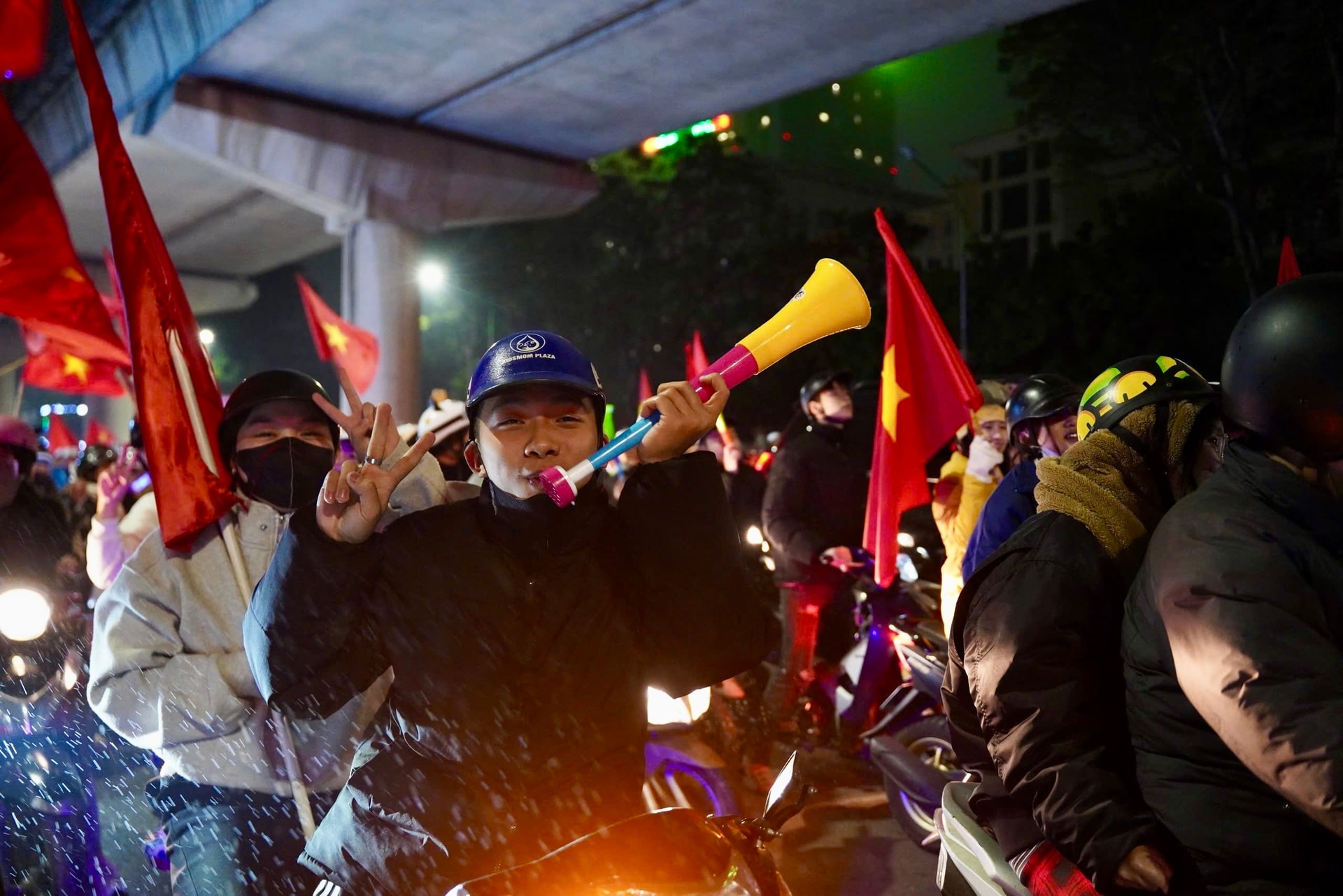 Hình ảnh người dân xuống đường mừng chiến thắng của U23 Việt Nam- Ảnh 3. Hình ảnh người dân xuống đường mừng chiến thắng của U23 Việt Nam- Ảnh 3.