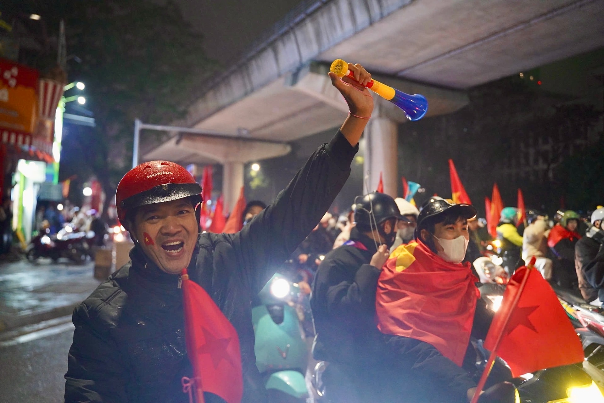 Hình ảnh người dân xuống đường mừng chiến thắng của U23 Việt Nam- Ảnh 4. Hình ảnh người dân xuống đường mừng chiến thắng của U23 Việt Nam- Ảnh 4.