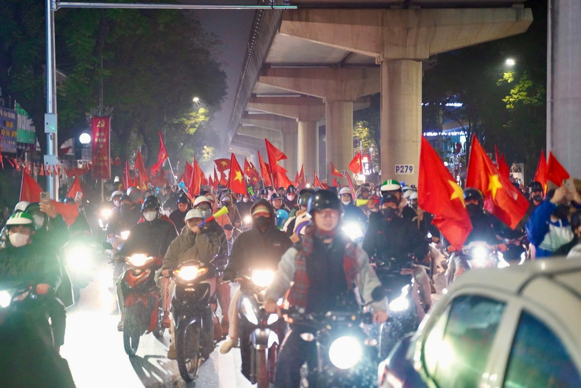 Hình ảnh người dân xuống đường mừng chiến thắng của U23 Việt Nam- Ảnh 2. Hình ảnh người dân xuống đường mừng chiến thắng của U23 Việt Nam- Ảnh 2.