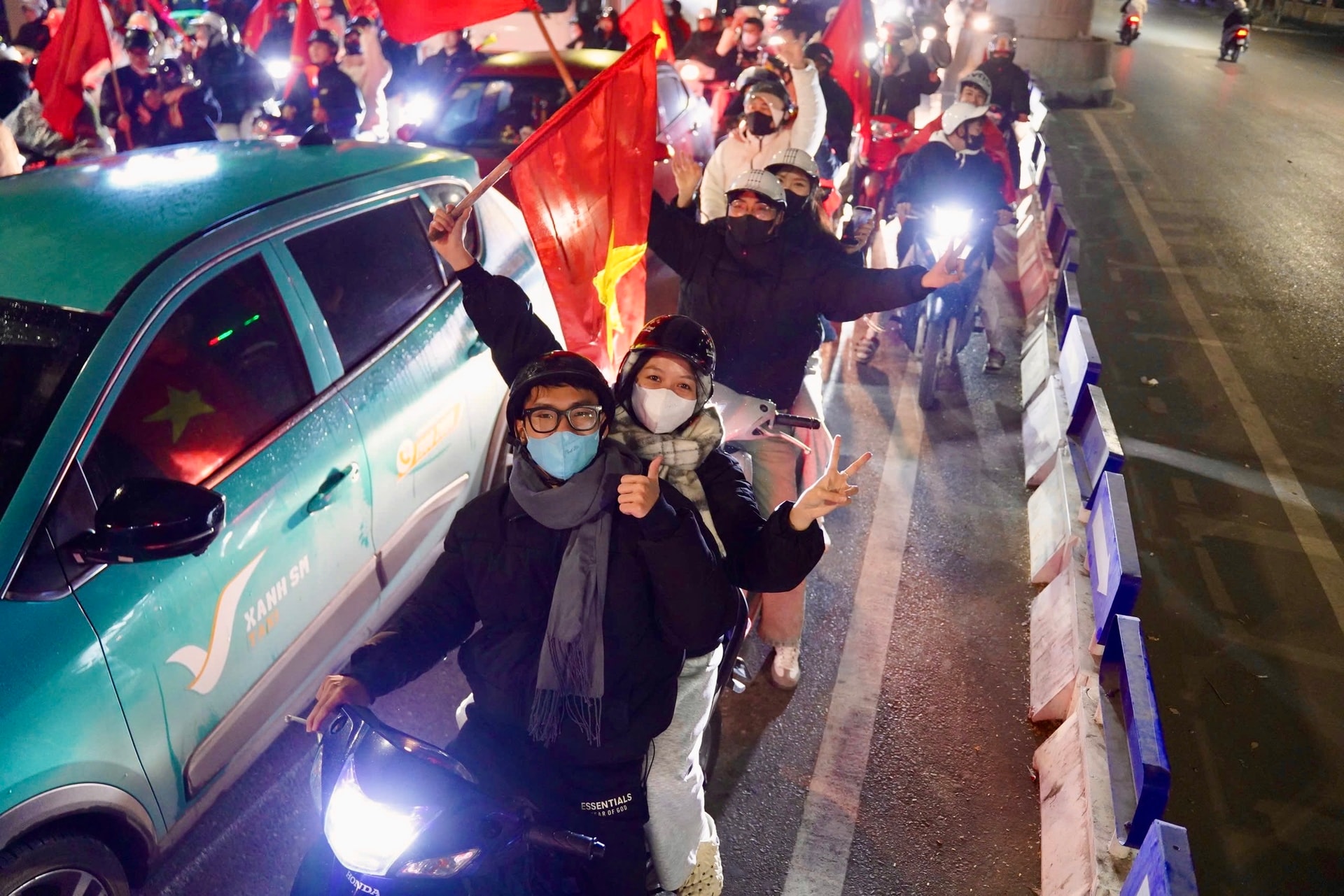 Hình ảnh người dân xuống đường mừng chiến thắng của U23 Việt Nam- Ảnh 6. Hình ảnh người dân xuống đường mừng chiến thắng của U23 Việt Nam- Ảnh 6.