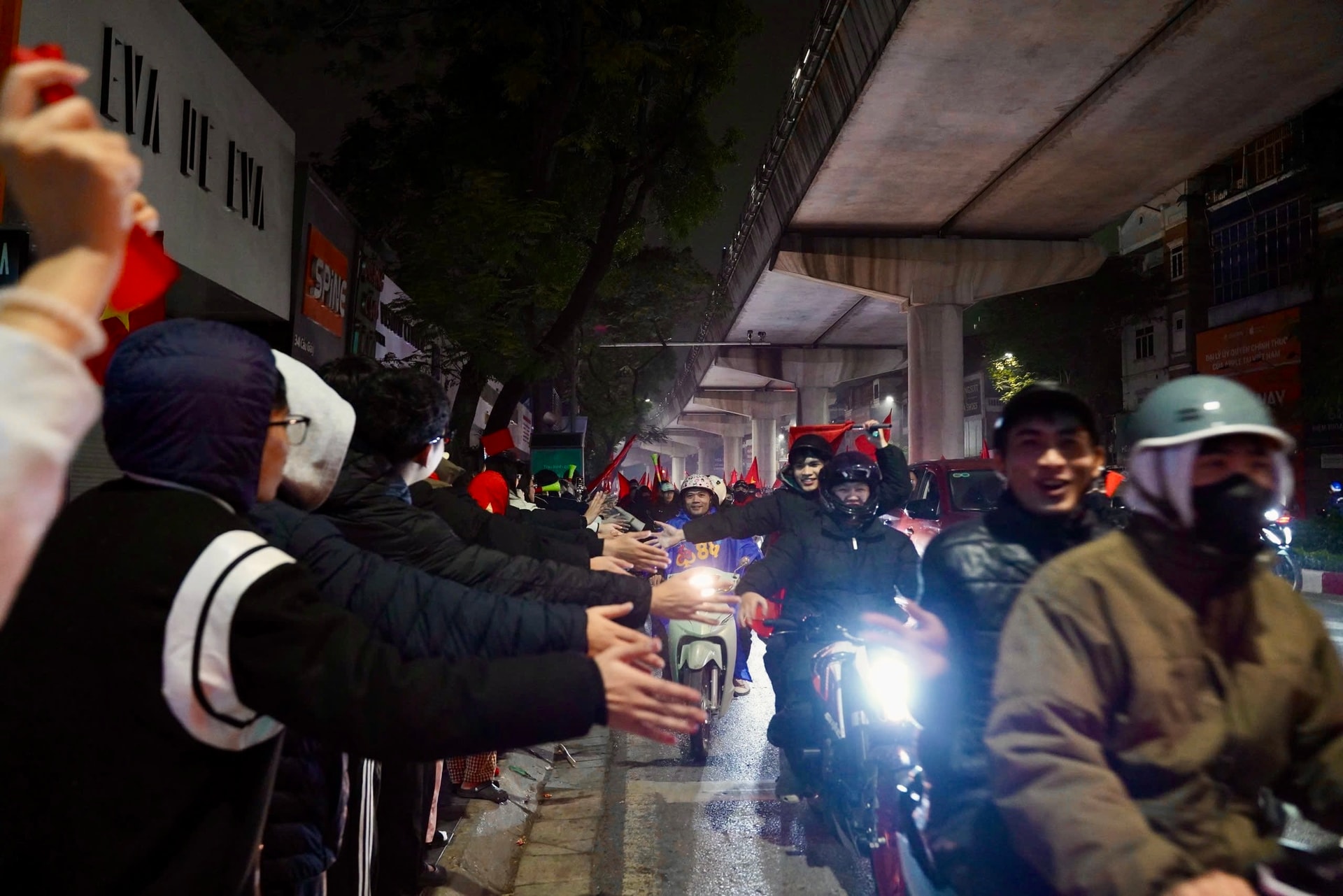 Hình ảnh người dân xuống đường mừng chiến thắng của U23 Việt Nam- Ảnh 8. Hình ảnh người dân xuống đường mừng chiến thắng của U23 Việt Nam- Ảnh 8.