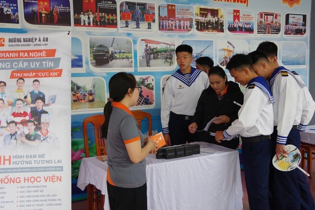 Tư vấn hướng nghiệp cho hơn 300 thanh niên hoàn thành nghĩa vụ quân sự- Ảnh 2.