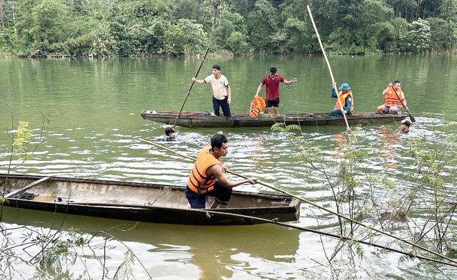 Lật ghe khi đi đánh cá cùng cha, cháu bé 13 tuổi tử vong- Ảnh 1. Lật ghe khi đi đánh cá cùng cha, cháu bé 13 tuổi tử vong- Ảnh 1.