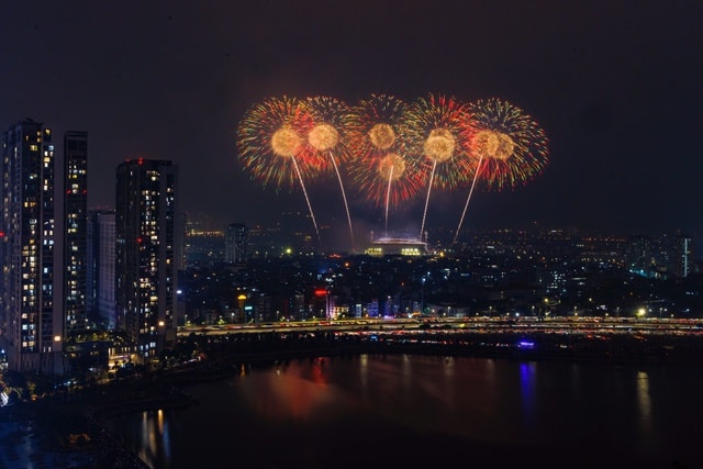 Không cần đợi giao thừa, 'vua pháo hoa' Sun Group khiến Mỹ Đình rực sáng như lễ hội pháo hoa thế giới- Ảnh 8.