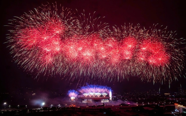 Không cần đợi giao thừa, 'vua pháo hoa' Sun Group khiến Mỹ Đình rực sáng như lễ hội pháo hoa thế giới- Ảnh 13.